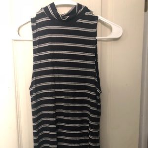 Sleeveless turtleneck